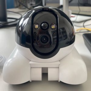Robot mắt thần đặt trên kệ trong nhà