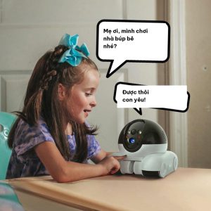 Bạn nhỏ chơi cùng robot mắt thần