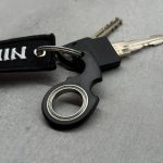 Con quay giảm căng thẳng – Đen / Có thẻ móc khóa