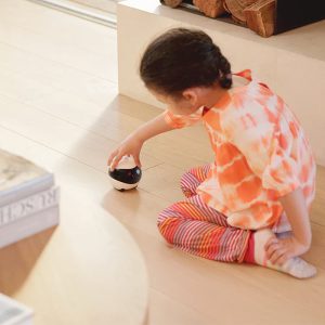 Robot mắt thần đặt cạnh đế sạc từ tính