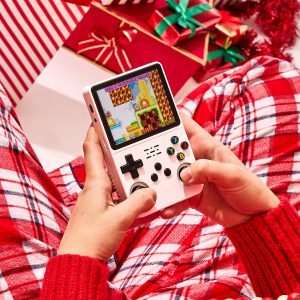 Hai bàn tay cầm máy chơi game trong lúc chơi
