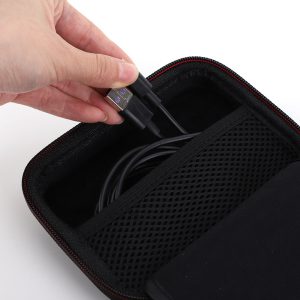 Túi cầm trên tay khi đi đường