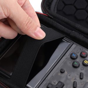 Túi đặt cạnh máy chơi game để so kích thước