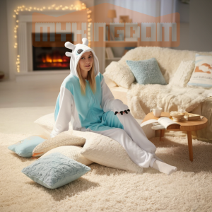 Người mặc bộ đồ rồng ngồi cuộn tròn trên ghế sofa